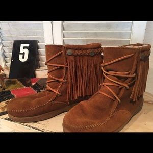 Minnetonka Fringed Ankle Boots Sz 7